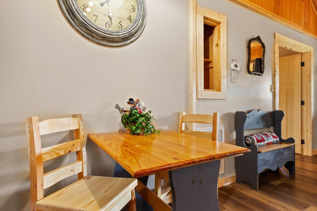Nestled Inn McCookville Esterno foto