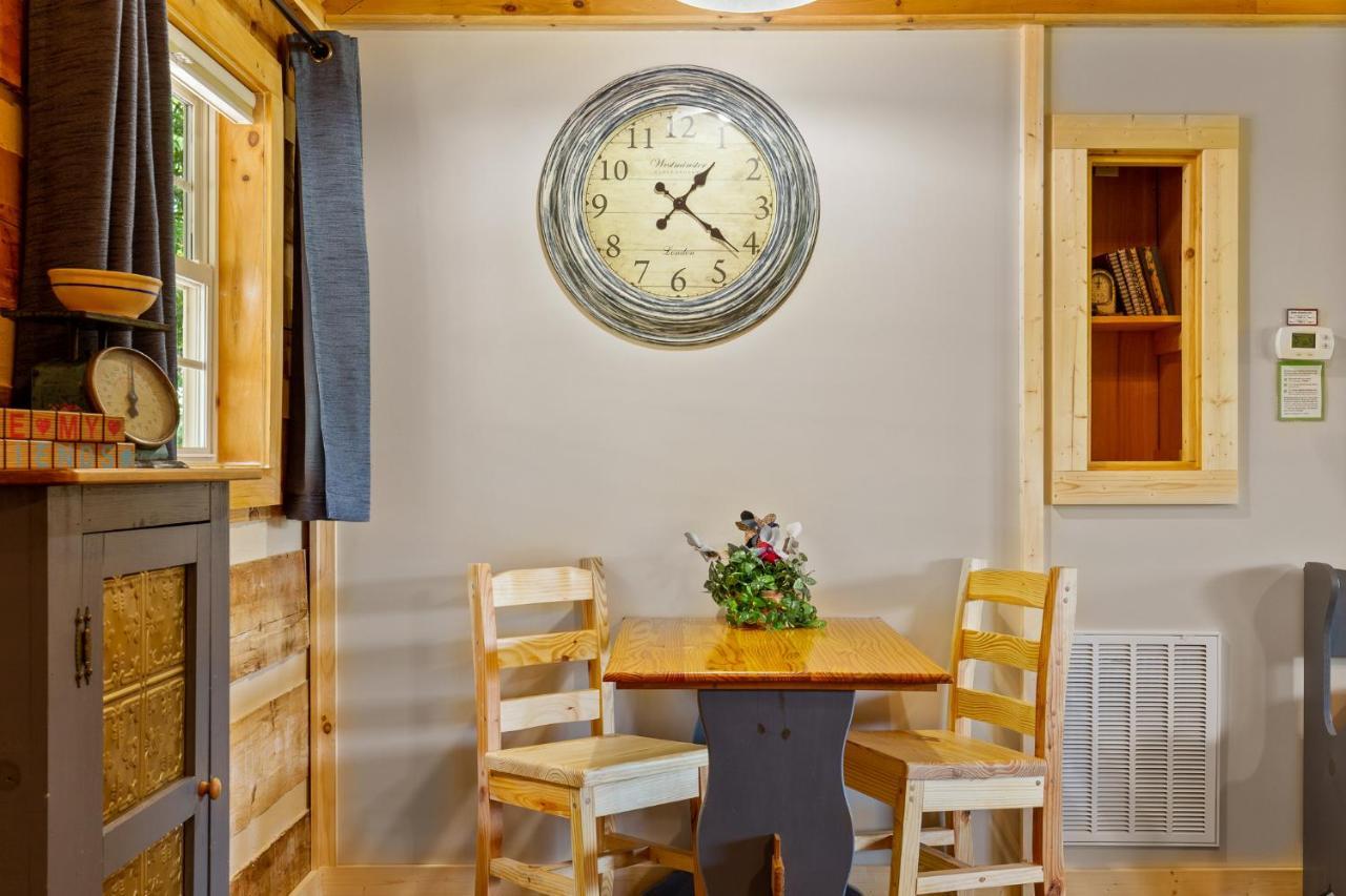 Nestled Inn McCookville Esterno foto